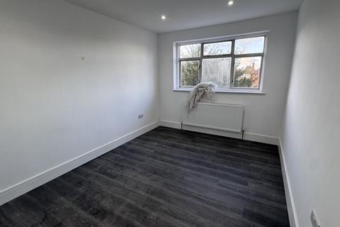 3 bedroom semi-detached house to rent, Woodlawn Drive,  Feltham, TW13