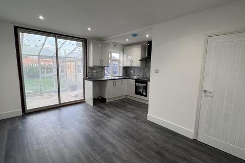 3 bedroom semi-detached house to rent, Woodlawn Drive,  Feltham, TW13