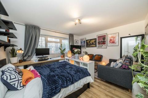 Studio for sale, St. Saviours Estate, London SE1