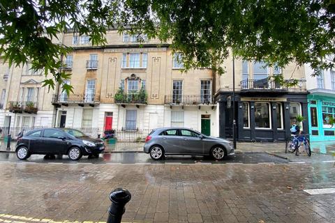 3 bedroom flat to rent, Cleveland Place West