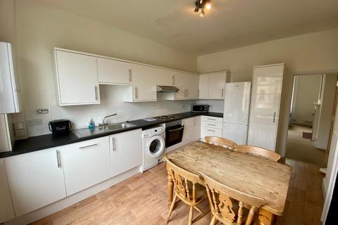 3 bedroom flat to rent, Cleveland Place West