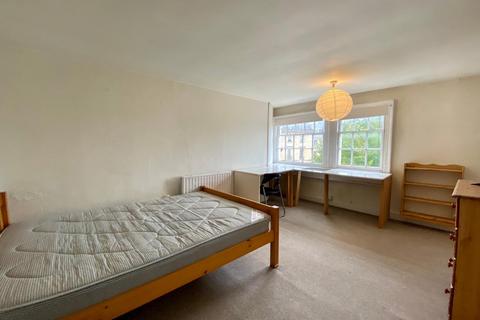 3 bedroom flat to rent, Cleveland Place West