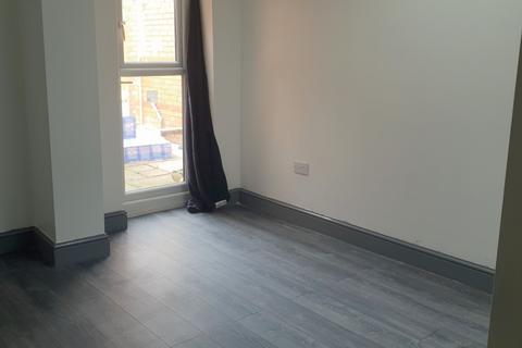 Studio to rent, Thorold Road, Ilford,  IG1