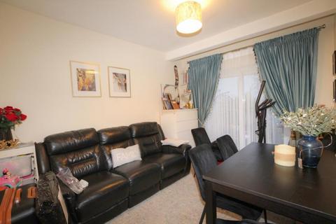 3 bedroom flat to rent, Whistler Gardens