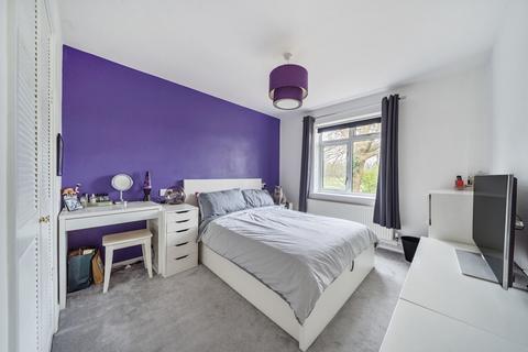 2 bedroom flat for sale, Ferney Road, Byfleet, KT14