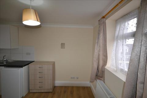 Studio to rent, Stag Lane, London, NW9