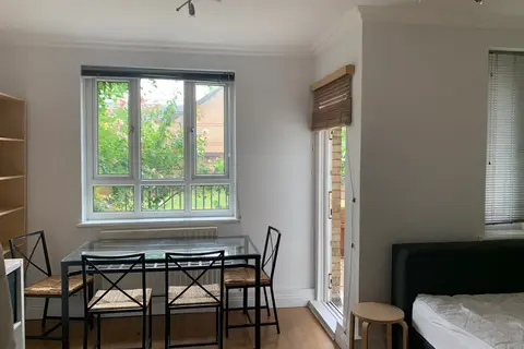 Studio to rent, Kilburn Lane, London W10