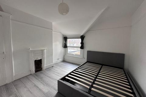 2 bedroom flat to rent, Broxholm Road, London