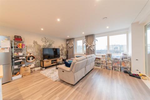 3 bedroom flat for sale, Medawar Drive, Mill Hill, London