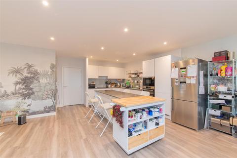 3 bedroom flat for sale, Medawar Drive, Mill Hill, London