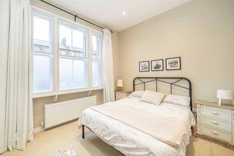 2 bedroom flat for sale, Queenstown Road, London SW8