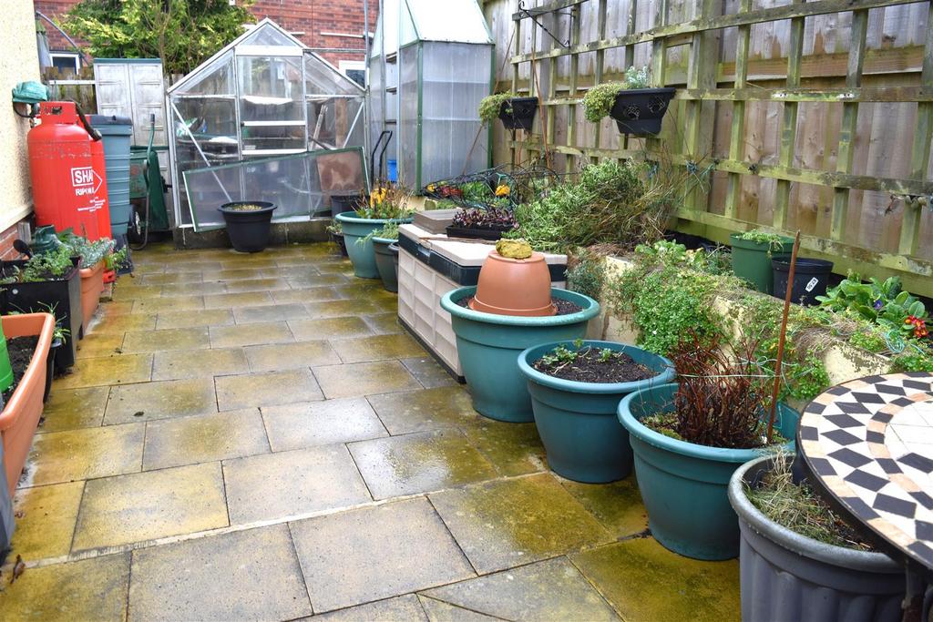 Rear enclosed patio garden