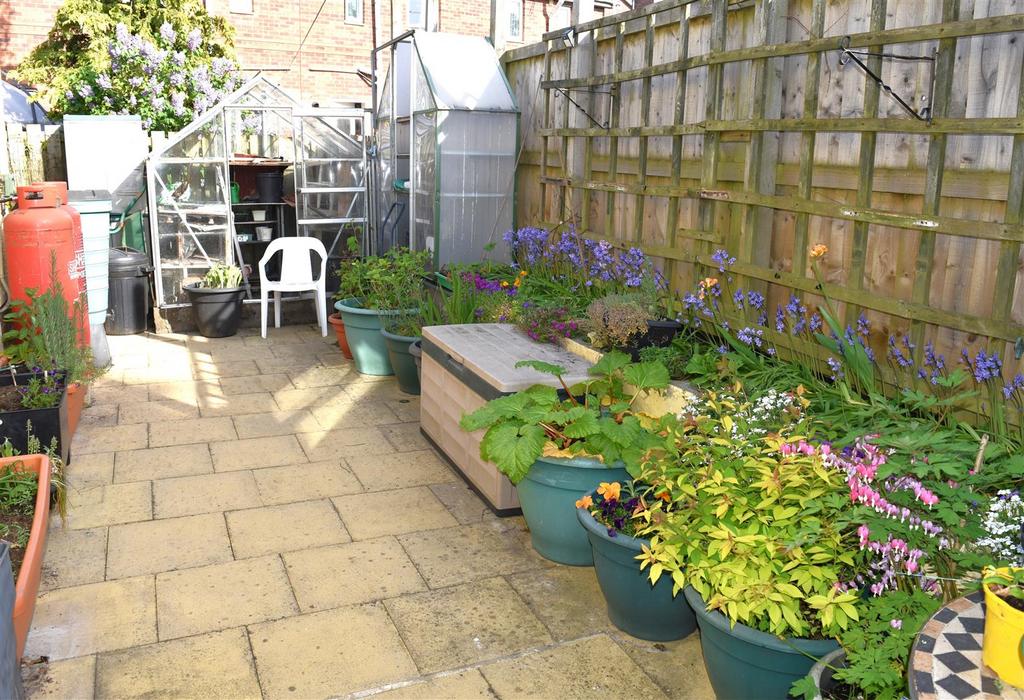 Rear enclosed patio garden