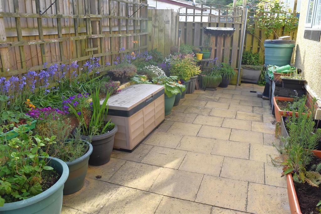 Rear enclosed patio garden