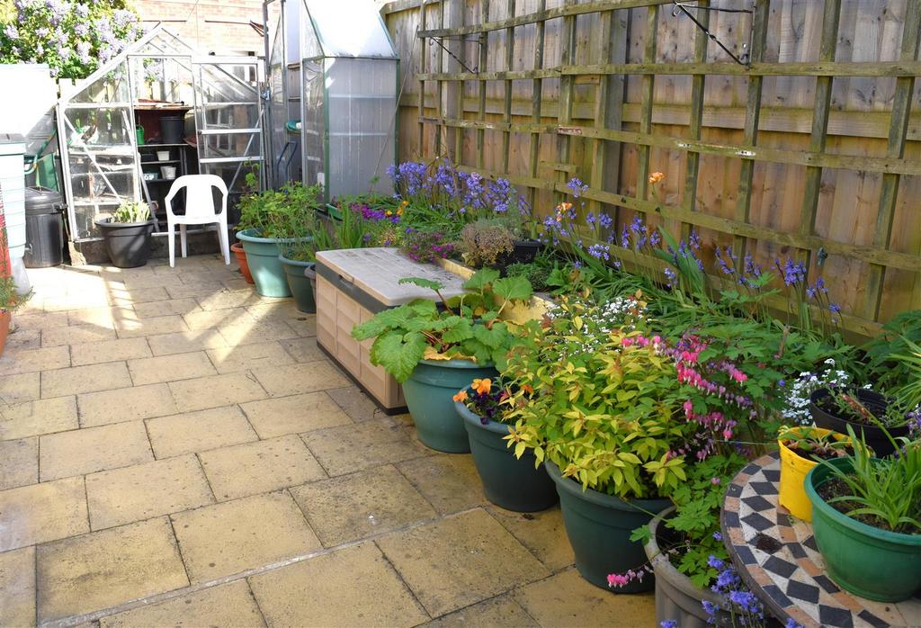 Rear enclosed patio garden