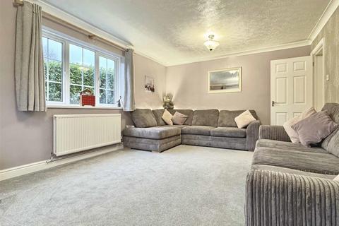 3 bedroom end of terrace house for sale, Skiddaw Close, White Court, Braintree