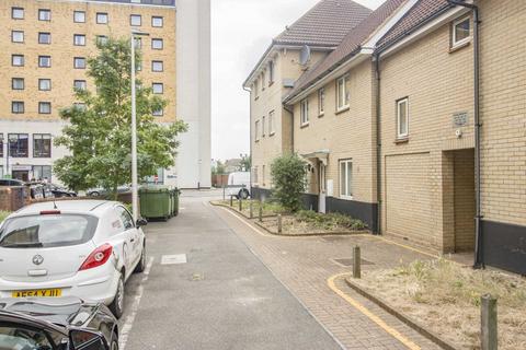 2 bedroom flat for sale, Royal Crescent, Newbury Park, IG2