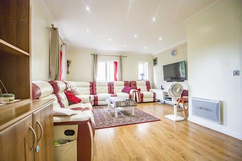 2 bedroom flat for sale, Royal Crescent, Newbury Park, IG2