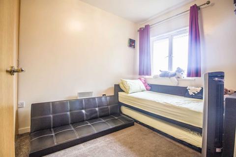 2 bedroom flat for sale, Royal Crescent, Newbury Park, IG2