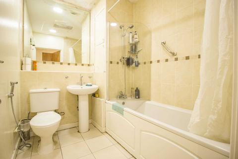 2 bedroom flat for sale, Royal Crescent, Newbury Park, IG2