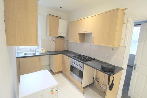 3 bedroom flat to rent, Balfour Road, Ilford, Essex, IG1