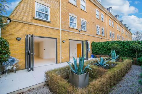 4 bedroom end of terrace house to rent, Barker Close, Richmond