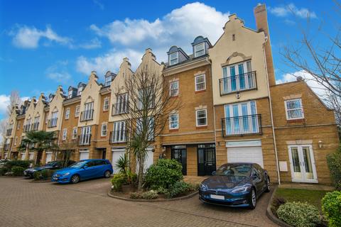 4 bedroom end of terrace house to rent, Barker Close, Richmond