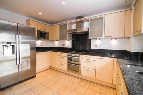 4 bedroom end of terrace house to rent, Barker Close, Richmond