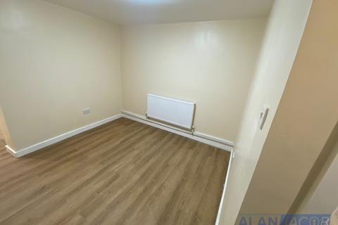 2 bedroom flat to rent, Finucane Gardens, Rainham RM13