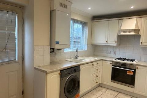 2 bedroom terraced house to rent, Blunden Drive, Slough SL3