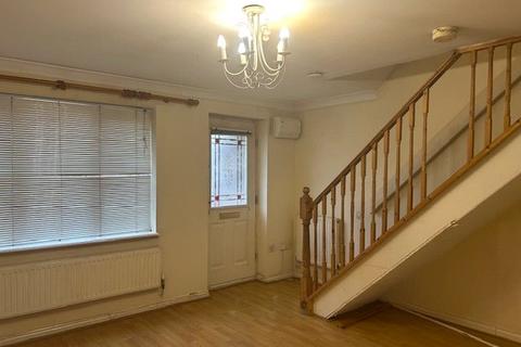 2 bedroom terraced house to rent, Blunden Drive, Slough SL3