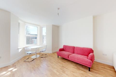 1 bedroom flat to rent, Birkbeck Avenue, London W3