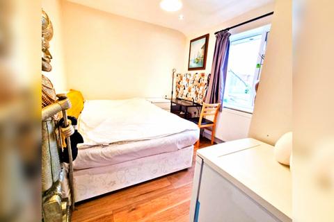 1 bedroom in a house share to rent, Morden, SM4