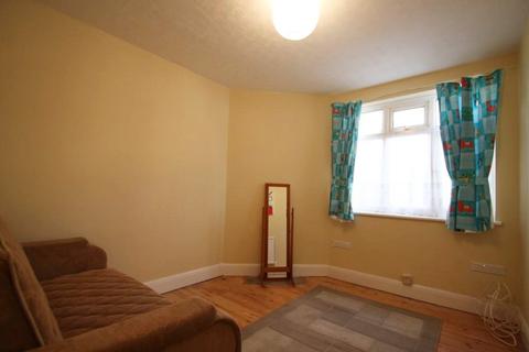 2 bedroom flat to rent, Primrose Road, London E18