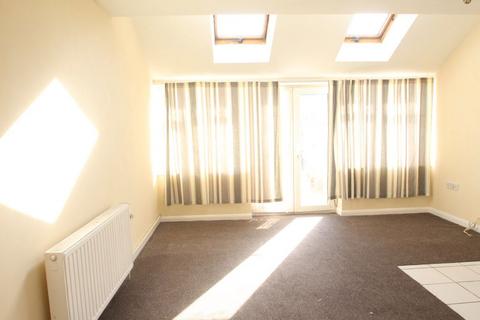 2 bedroom flat to rent, Abbey Road Newbury Park