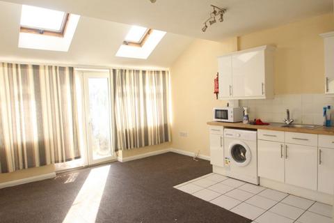 2 bedroom flat to rent, Abbey Road Newbury Park