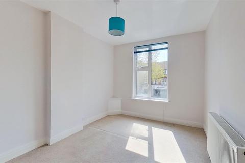 2 bedroom flat to rent, Stoneleigh Broadway, Epsom