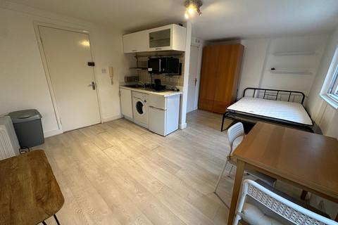 Studio to rent, Oaklands Grove, London W12