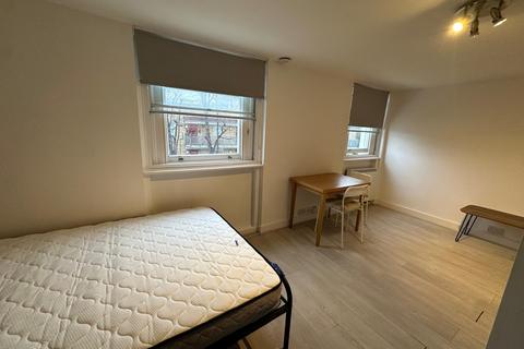 Studio to rent, Oaklands Grove, London W12