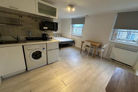 Studio to rent, Oaklands Grove, London W12