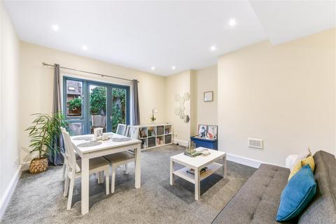 2 bedroom flat to rent, Hartfield Road, Wimbledon SW19