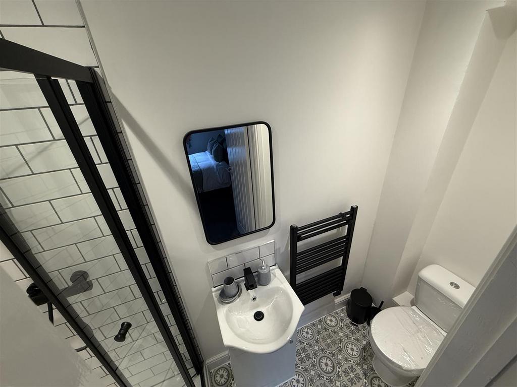 R1 Ensuite.JPG