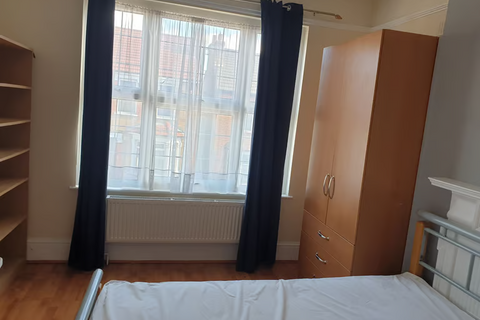 1 bedroom in a house share to rent, Standard Road, Hounslow TW4