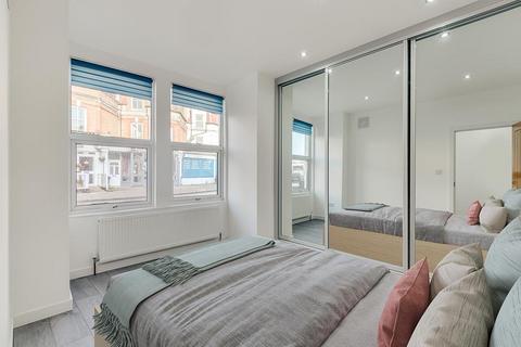 2 bedroom flat to rent, Replingham Road, London