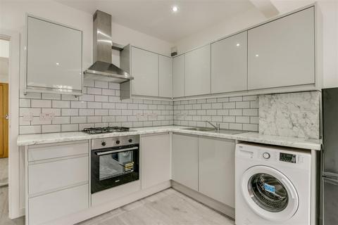 2 bedroom flat to rent, Replingham Road, London