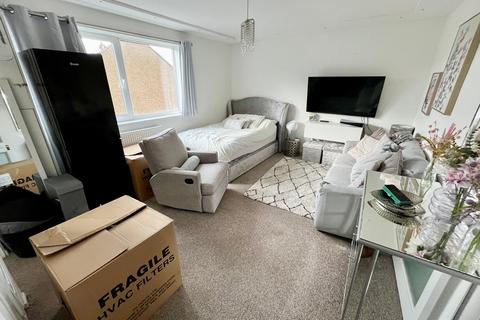 Studio to rent, Feltham Hill Road, Ashford TW15