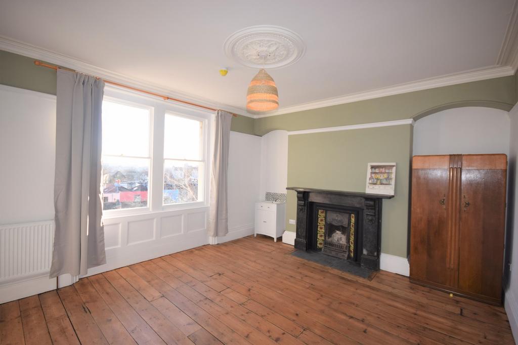 A spacious and well lit large double bedroom fe...