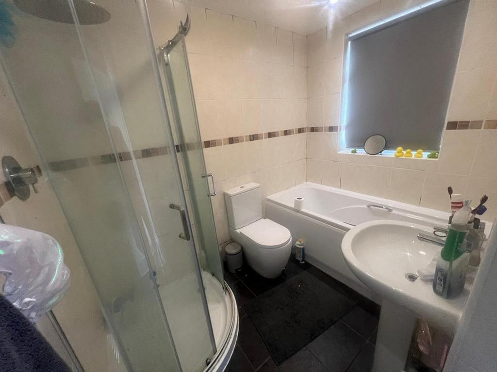 A spacious and well maintained bathroom featuri...