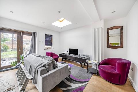 2 bedroom flat to rent, Elmfield Road, Heaver Estate, London, SW17