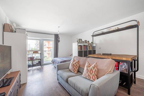 Studio to rent, Fairbank House, Colindale, London, NW9